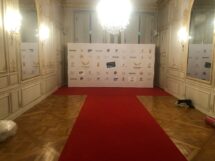 Un tapis rouge installé pour une remise des prix