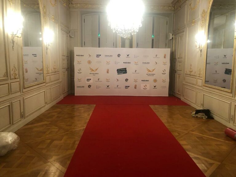 Location d'un tapis rouge installé pour événement à Paris