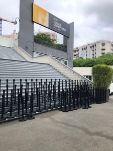 Location de 150 potelets noirs a sangles pour gérér les files d'attente à l'espace champerret, paris