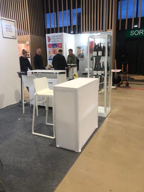 location comptoir accueil avec housse blanche au parc des expos de Porte de versailles