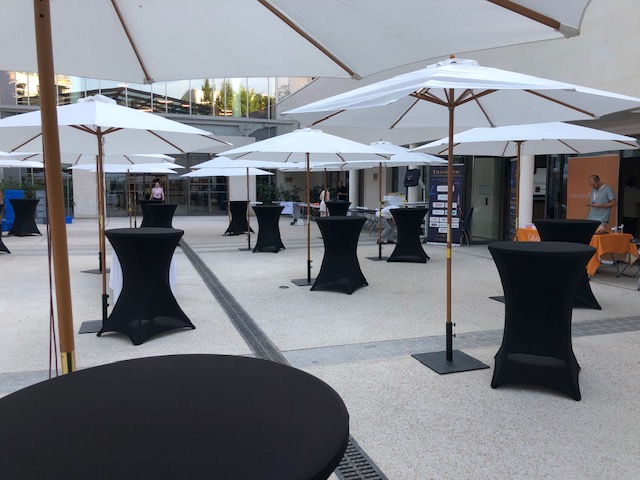 location parasols pour espace détente extérieur lors d'un séminaire d'entreprise